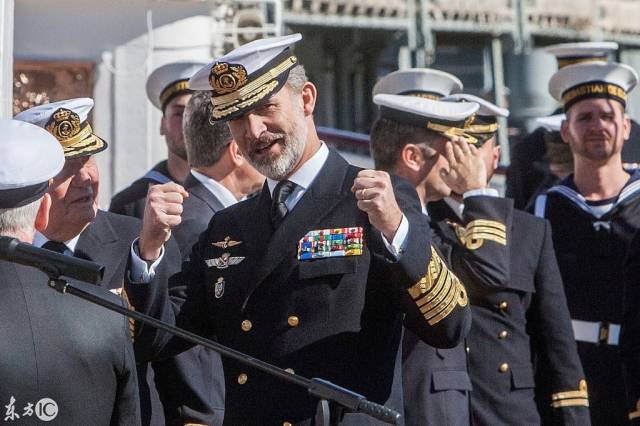 西班牙最美国防部长陪同新老国王视察世界海军中最老帆船训练舰