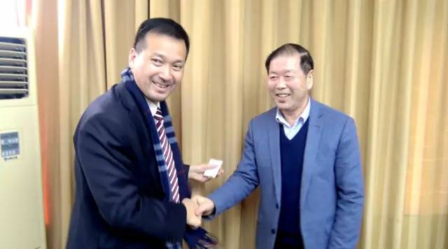 李荣先生受到了公牛集团董事长阮立平先生(左)的热烈欢迎