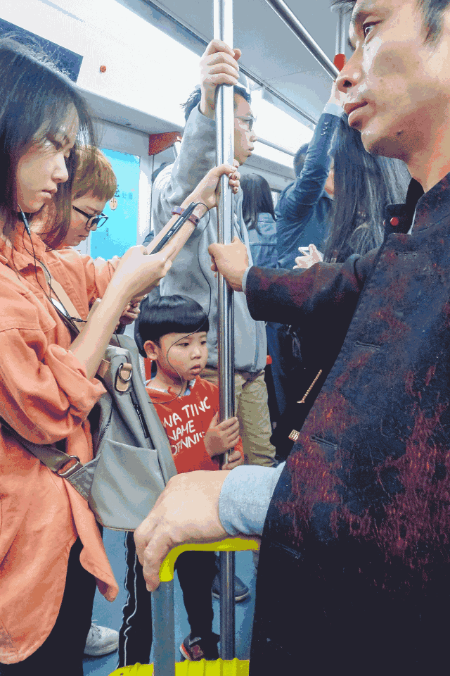 熊抱,盘旋在扶手上的 或是在杆上上演倒挂金钩,水底捞月的姿势 现在