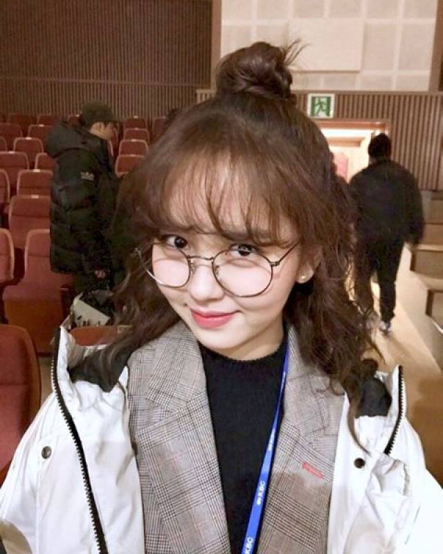 剧中金所炫顶着泡面头,造型师还真是仗着妹子的高颜值"乱来"啊,还好所