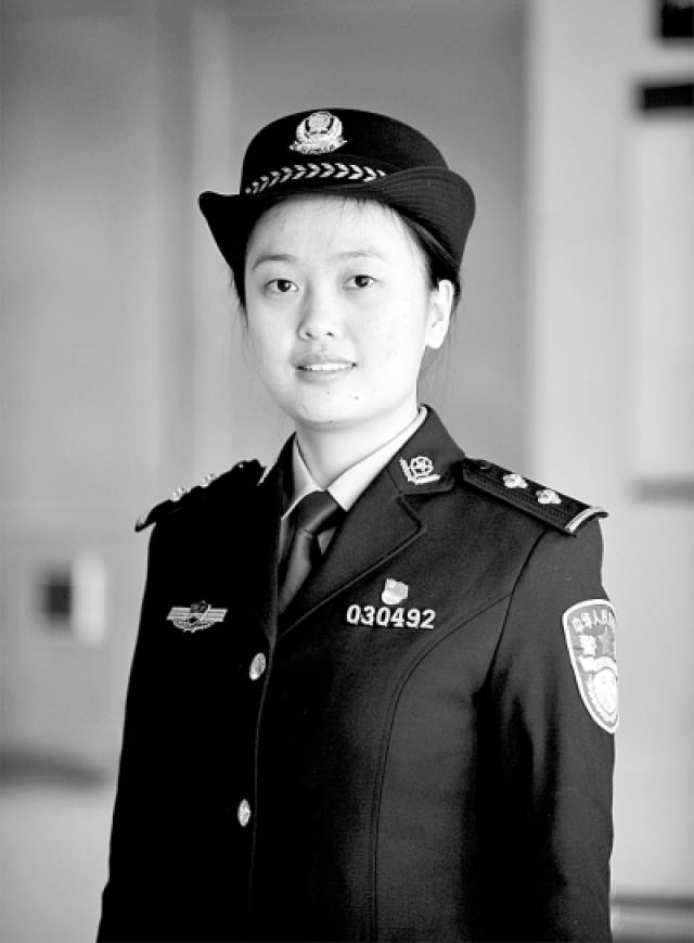 英姿飒爽的女刑警高玲高玲和同事在清点收缴的新型毒品高玲和同事在车