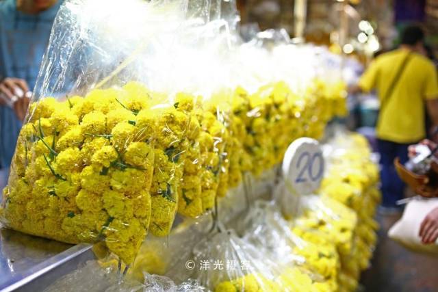 隨處都可以看見鮮花,以及用鮮花裝扮的花環,鮮花點綴著泰國的每一個