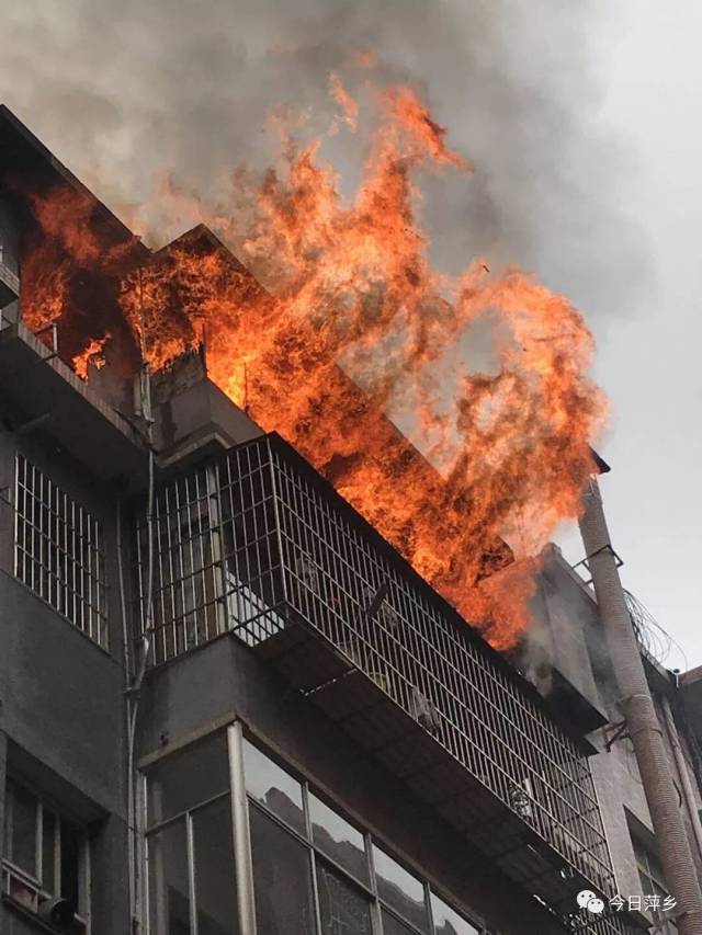 着火了!今天下午4点萍乡圣淘沙旁边的百合冲小区民宅燃起冲天大火