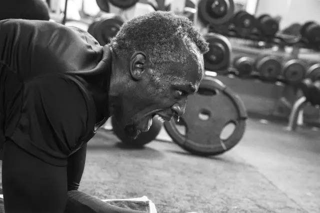 全身性的训练为他带来了流线型的小肌肉群,从而能更好地控制肌肉,在