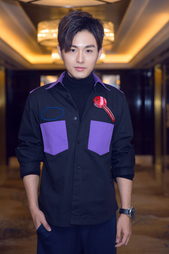 魔术师邓男子出席2018时尚春晚 精彩魔术轰