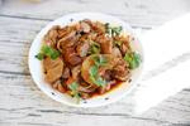 酱羊肉口味咸香,色泽酱黄,肉香扑鼻,瘦不塞牙,肥而不腻.