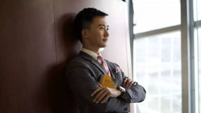 走近央视英语主播钟石这位全能型主持人有点不一样