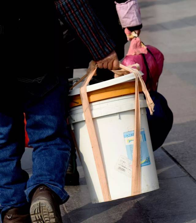 成都火车站拎这种桶的人超多!一拎就是一长串!它的用途简直神了