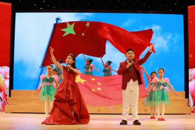 男女童声对唱《五星红旗我爱你》.
