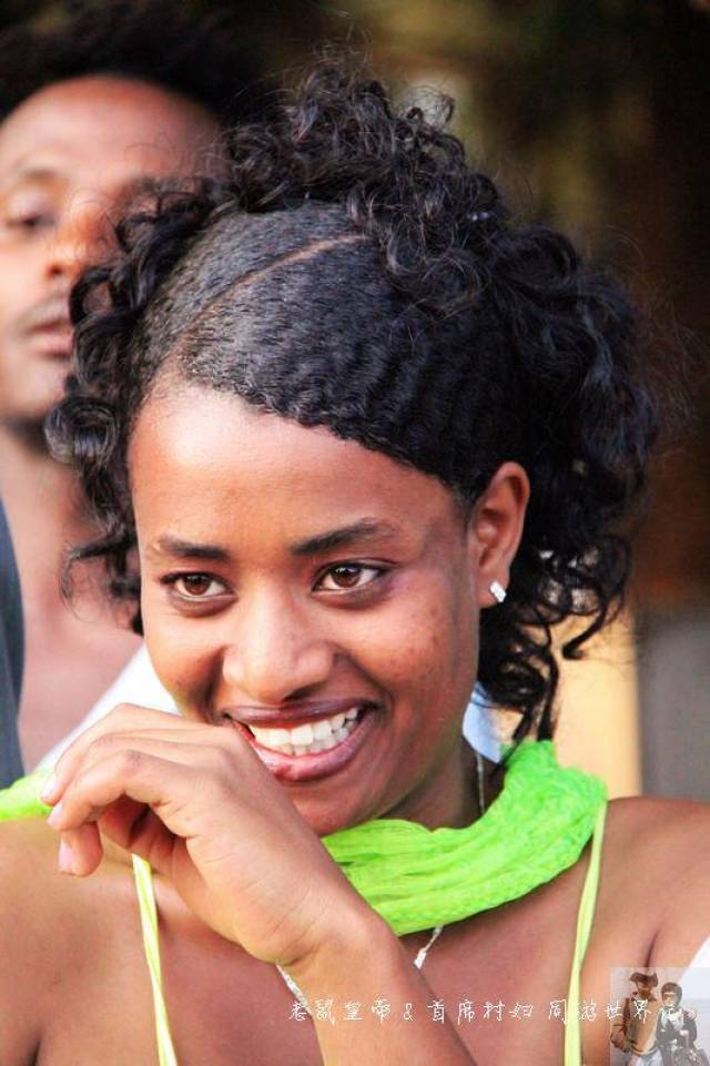 非洲黑姑娘,穿上白色婚纱居然那么美,每个姑娘都应有场盛大婚礼