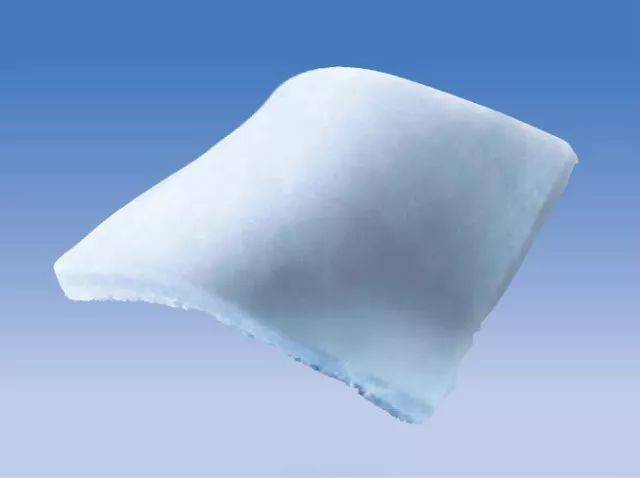 以胶原蛋白作为支架,涂覆以纤维蛋白原,做成止血海绵(图2),在外科手术