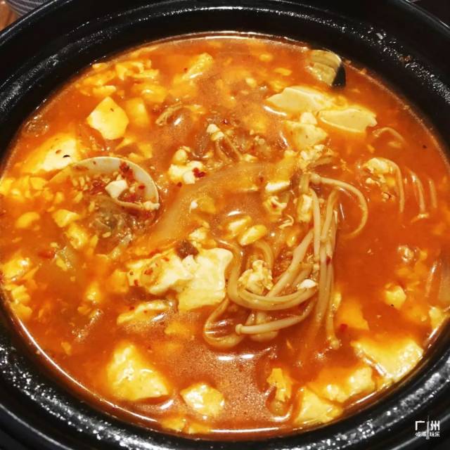 大酱牛肉汤籺蛤蜊豆腐汤是主食必点 他家的大酱汤不会太咸 里面满满的