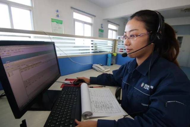 图为国家电投内蒙古通辽发电公司的客服接线员正在工作当中 编辑
