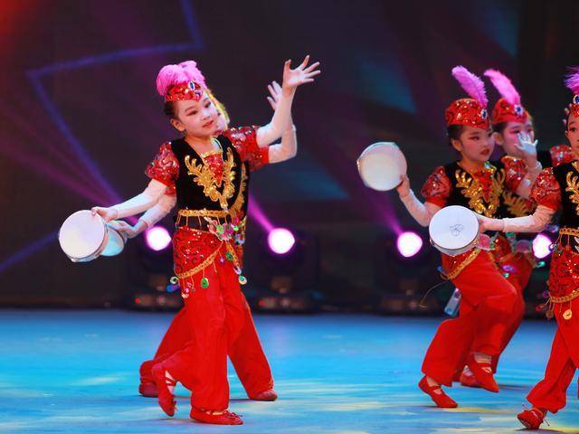 手鼓击打,晃头移颈,李美妙牢牢掌握住这些舞蹈要点,步伐轻快灵巧,身体