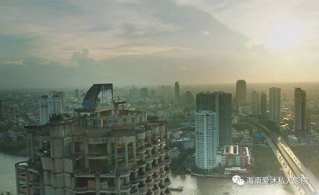 泰国最新恐怖片,闺蜜相约赴死,她反悔遭「猛鬼