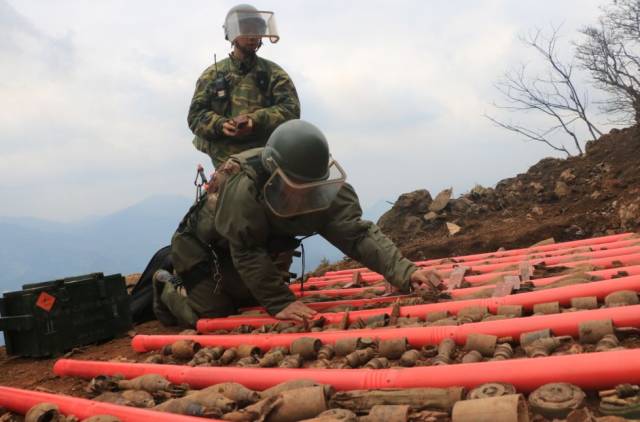 扫雷四队官兵对排除的地雷和爆炸物进行销毁