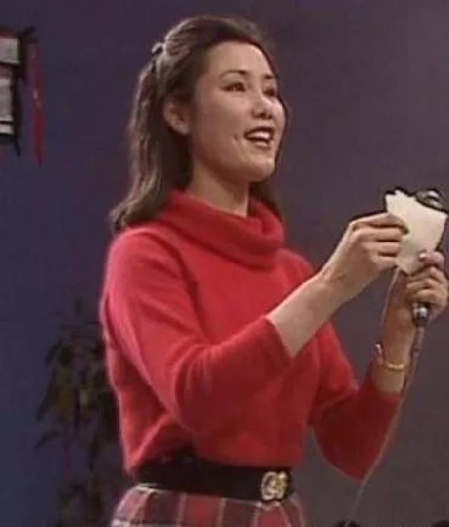 但依然美丽优雅 眼中有繁星 佳人已于2007年逝世 另一位主持84年春晚
