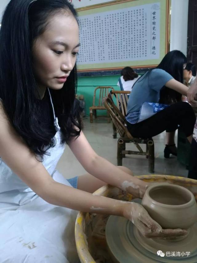 爱笑,书法还很棒:记巴小美女老师张彦琦