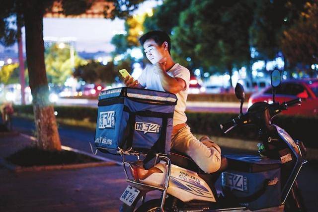 外卖小哥辛苦一年挣10万块 想买辆车回家过年 明天就提车注意啥?