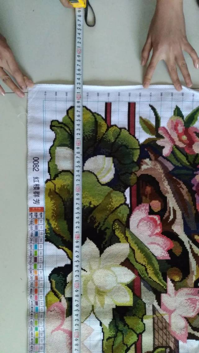 祥云一奇女子绣得巨幅十字绣作品,12个美女活灵活现,但尺寸太大难以