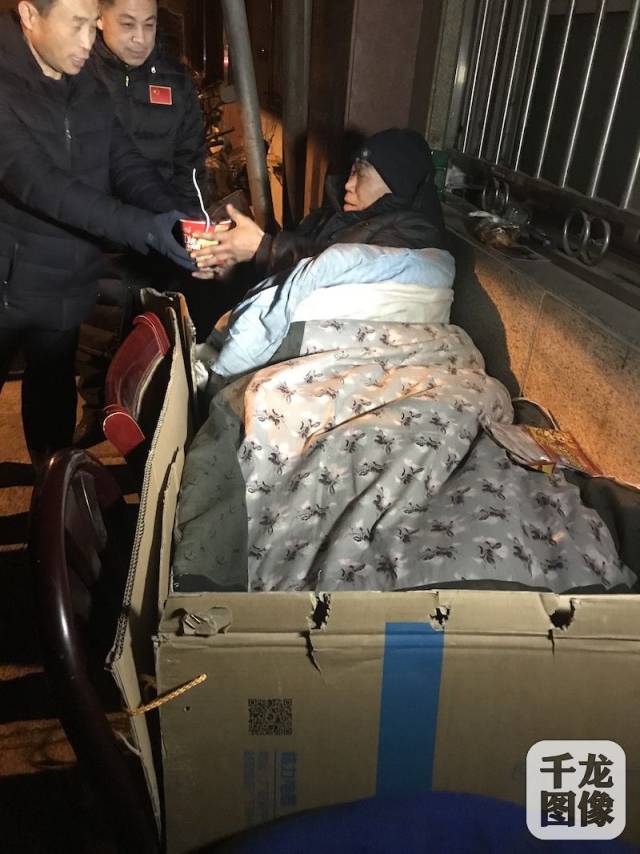 [暖新闻]寒夜,他们寻找救助北京街头露宿者