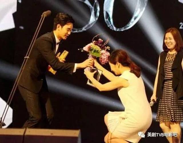 又有人向韩国人下跪?王思聪七字怒怼!而周星驰