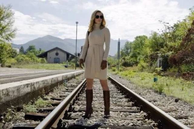 之前在《美国人》里 扮演比利时女杀手的斯科拉·鲁特,就是戴着一副