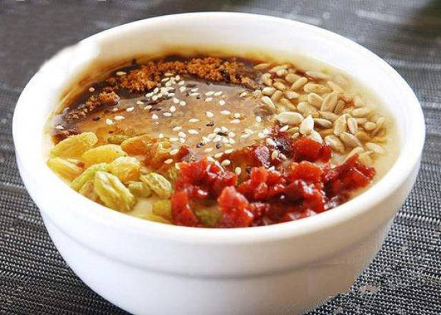 茶汤的主料是秫米面(高梁米面),糜子面,调料有红糖,白糖,青丝,红丝