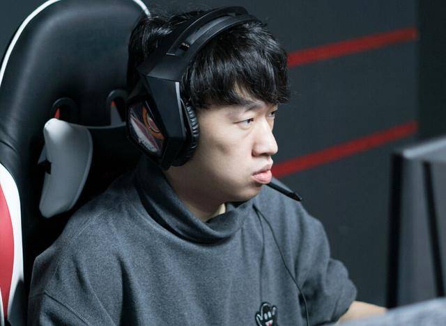 rng成lpl新任太子队?小虎正常操作被硬捧top1引吐槽