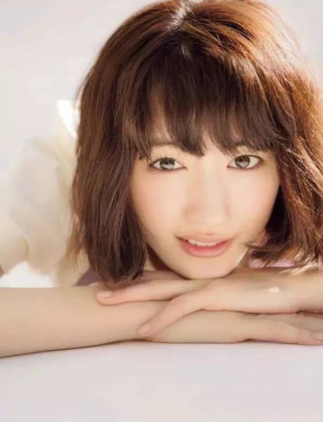 3月份将满33岁的的绫濑遥,驾驭少女风写真毫不费力,不愧长久以来 全