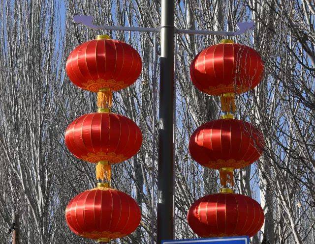 了浓浓的节日氛围 兵工路两侧高挂的大红灯笼 中直路两侧萦绕各色彩灯