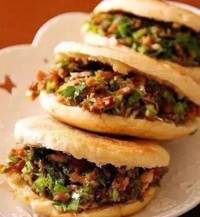 据老吃家讲,潼关肉夹馍最传统的吃法是用刚出炉的热烧饼夹上煮好的冷