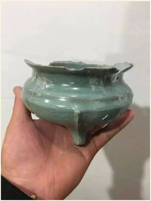 另一类是哥窑,也就是黑胎瓷器,在溪口窑,大窑,小梅窑以及最近在龙泉