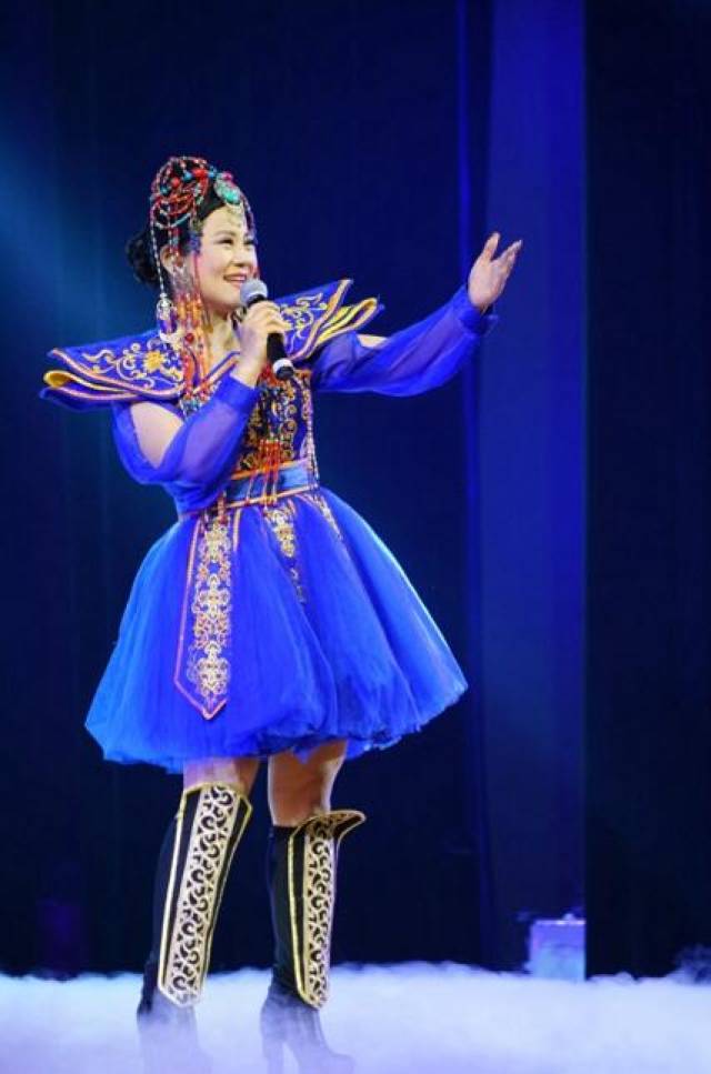 东方红艳赵真为爱献歌感恩全国广大交警