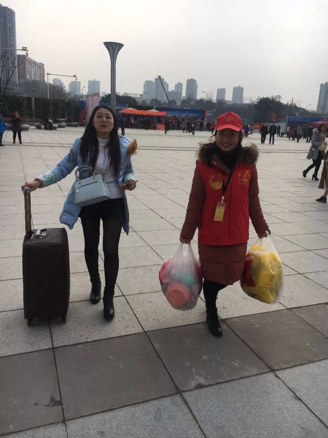 团市委副书记吕杰来重庆西站看望慰问春运红岩青年志愿者