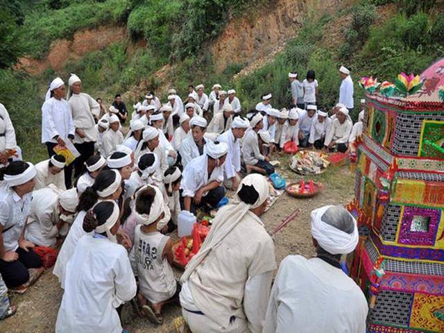 过去办丧事请鼓匠班,除坐吹,走吹,还有什么演奏方式?