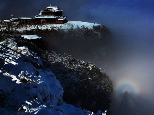 峨眉山即光明山,因佛光,圣灯而得名.其中,佛光被冠以"普贤光相".