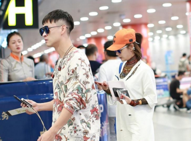 曹云金晒与唐菀结婚登记照宣布喜讯:感谢我老