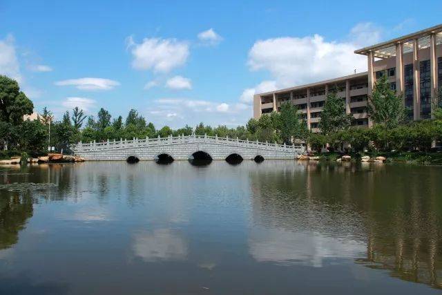 02 灵动秀美的美丽校园 杭州市富阳区春江中学位于富阳城市的中心
