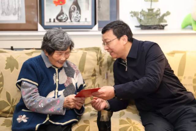 慰问省人大常委会原副主任吴实遗孀周文华