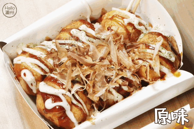 完美成型的章鱼烧 浇上照烧酱,撒上海苔粉,挤上美乃滋 最后铺满随风