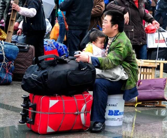 有一种伟大叫父爱,春运中父亲带儿女回家过年,感人画面能让你哭