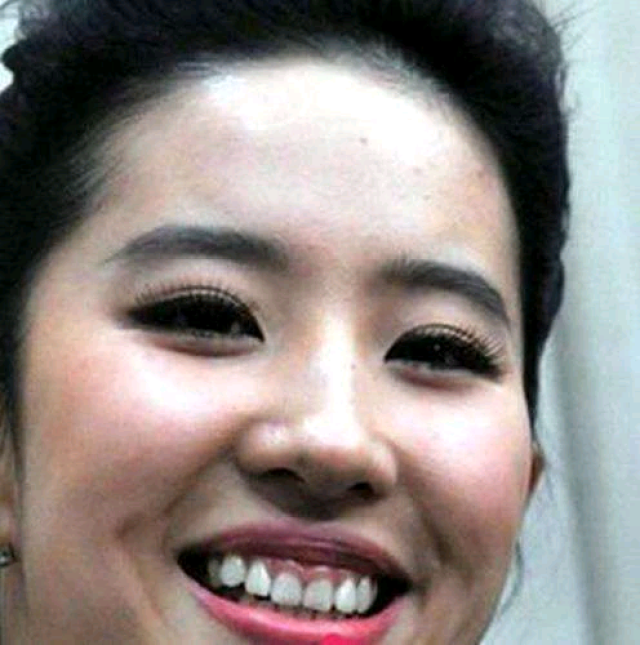 自从我在网上发布了刘亦菲的这组照片之后,我天天被人寄刀片!