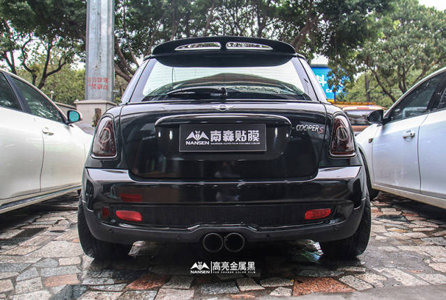 宝马mini贴膜改色金属黑色