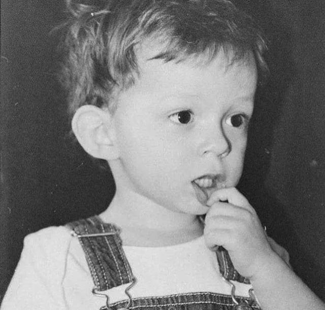 一头褐色的小卷发,眉眼间都带着典型英国男孩的温润气质