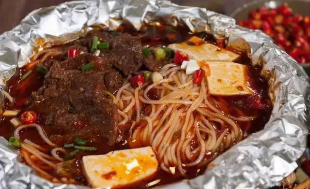 在这条街上还有火遍朋友圈的锡纸花甲米线 不爱吃海鲜的小伙伴也恳栽