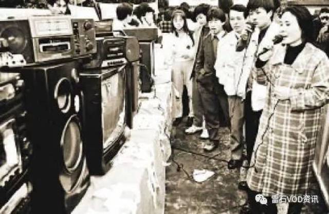 街头巷尾,一套音响,一台电视,几把椅子就组成了简单的卡拉ok场地,歌唱