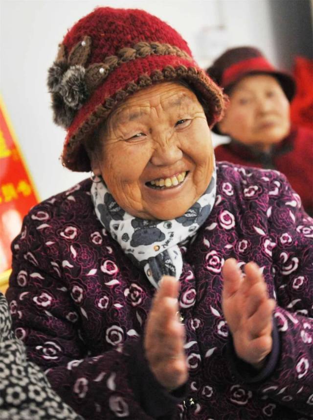忘不了,92岁王大娘拿着福字的幸福