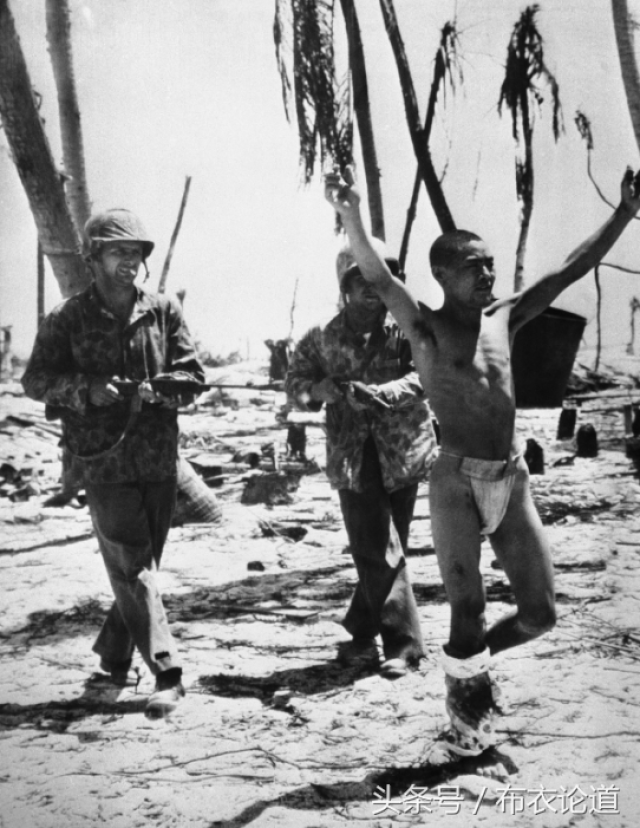 不投降直接上喷火器!一组照片真实记录美军是如何收拾日本兵的