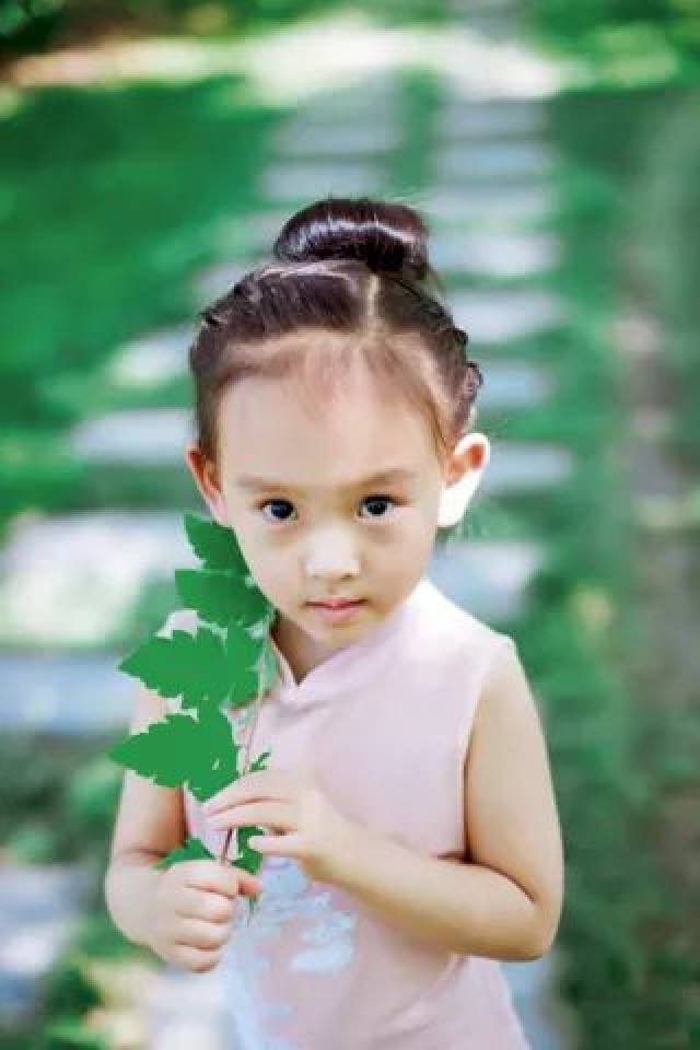 杨卓依 河北保定 辫子松松垮垮 高低不齐更显俏皮 梁艺馨 吉林长春 冲